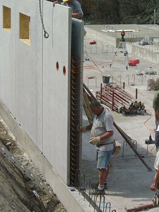 Casa da Sudeste, formada por paredes duplas, pode ser montada em duas horas |