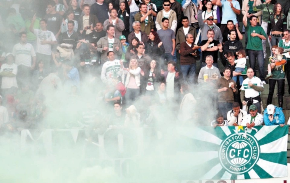 No jogo de sábado, contra o Barueri, a torcida do Coritiba começou a festa do centenário, com fumaça antes de a bola rolar e muitas luzes no intervalo, espetáculo que formou uma espessa névoa sobre o gramado | Rodolfo Bührer/Gazeta do Povo