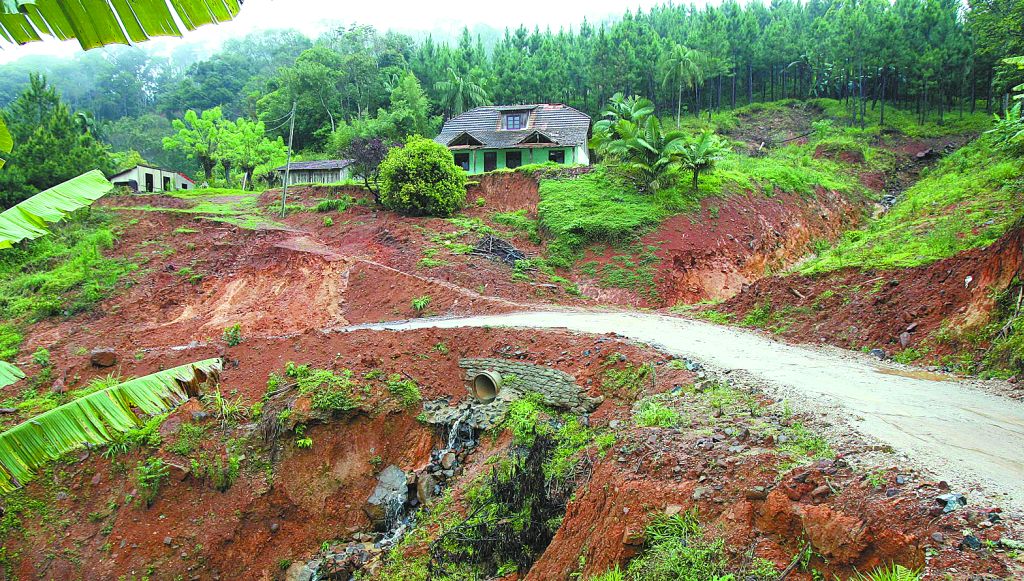 No Morro do Baú, em Ilhota (SC), 12 famílias estão isoladas. Outras famílias tiveram de ser retiradas do local | Daniel Castellano/ Gazeta do Povo
