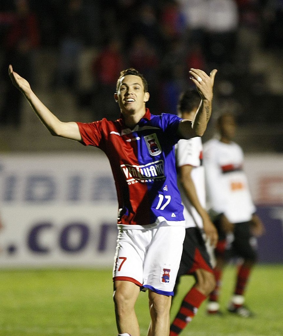 Marcelo Toscano acertou um petardo de fora da área para dar ao Paraná a vitória sobre os goianos | Pedro Serápio/ Gazeta do Povo