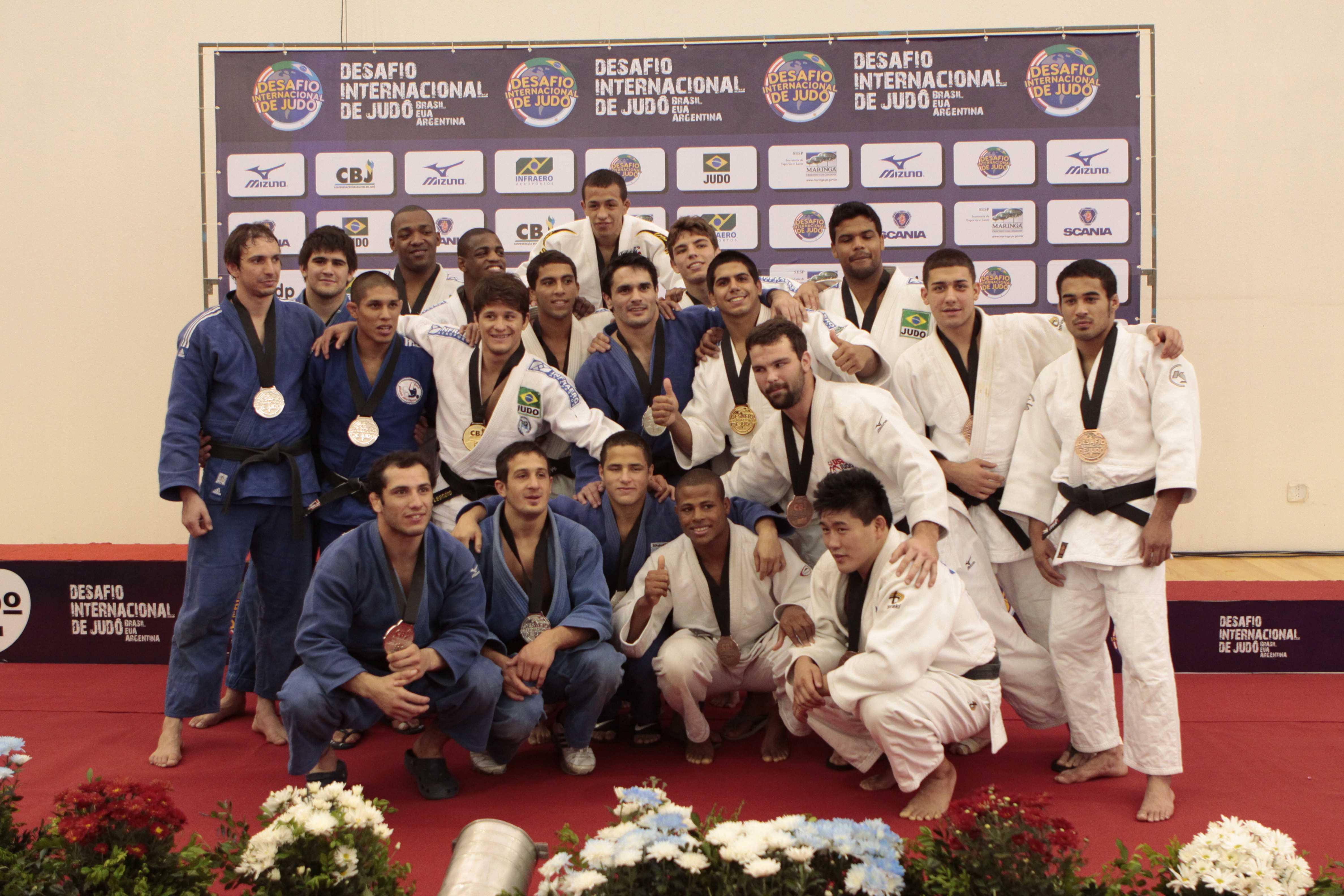 No final do evento, atletas dos três países receberam medalhas e posaram para fotos | Ivan Amorin/Gazeta do Povo