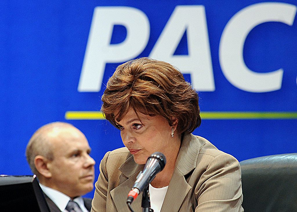 Indício de irregularidade (em obras públicas) é uma coisa frágil (para determinar a paralisação delas); o que a gente deve encontrar é o caminho do meio. Dilma Rousseff, ministra da Casa Civil, criticando os critérios usados pelo TCU para sugerir a paralisação de obras públicas | Elza Fiuza/ABr