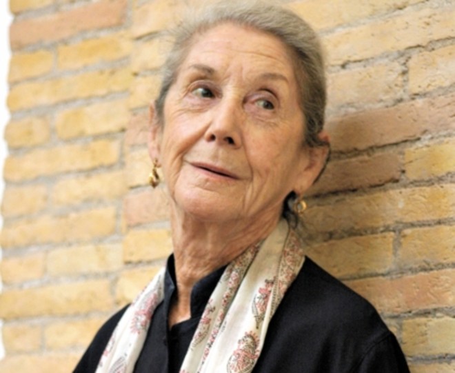 1991 - Nadine Gordimer (1923, sul-africana). Autora de mais de 30 livros, a maioria sobre a deterioração social que afetou seu país durante o regime do apartheid. Escreveu The Lying Days (1953), seu romance de estreia; The Conservationist (1974). O Engate (2001), De Volta à Vida (2005) e Contando Histórias (2007) foram publicados no Brasil |