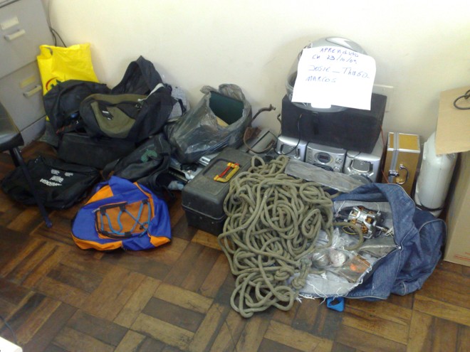 Objetos seriam resultado dos roubos cometidos pela quadrilha |