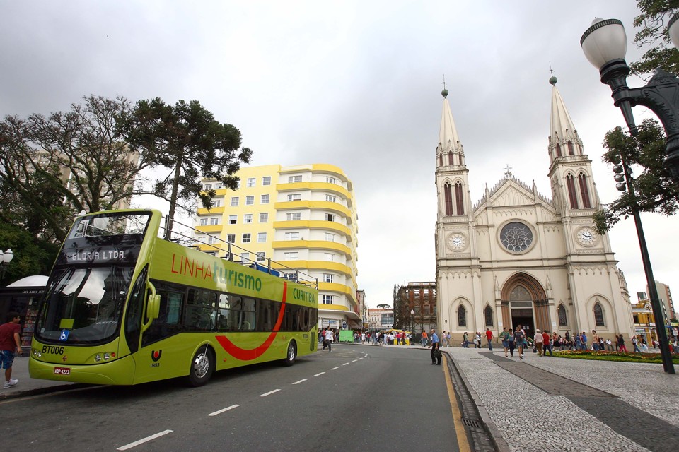 A linha tem saídas regulares,  a cada 30 minutos, daPraça Tiradentes, no centro da capital, em frente à Catedral Basílica | Hedeson Alves - Agência de Notícias Gazeta do Povo