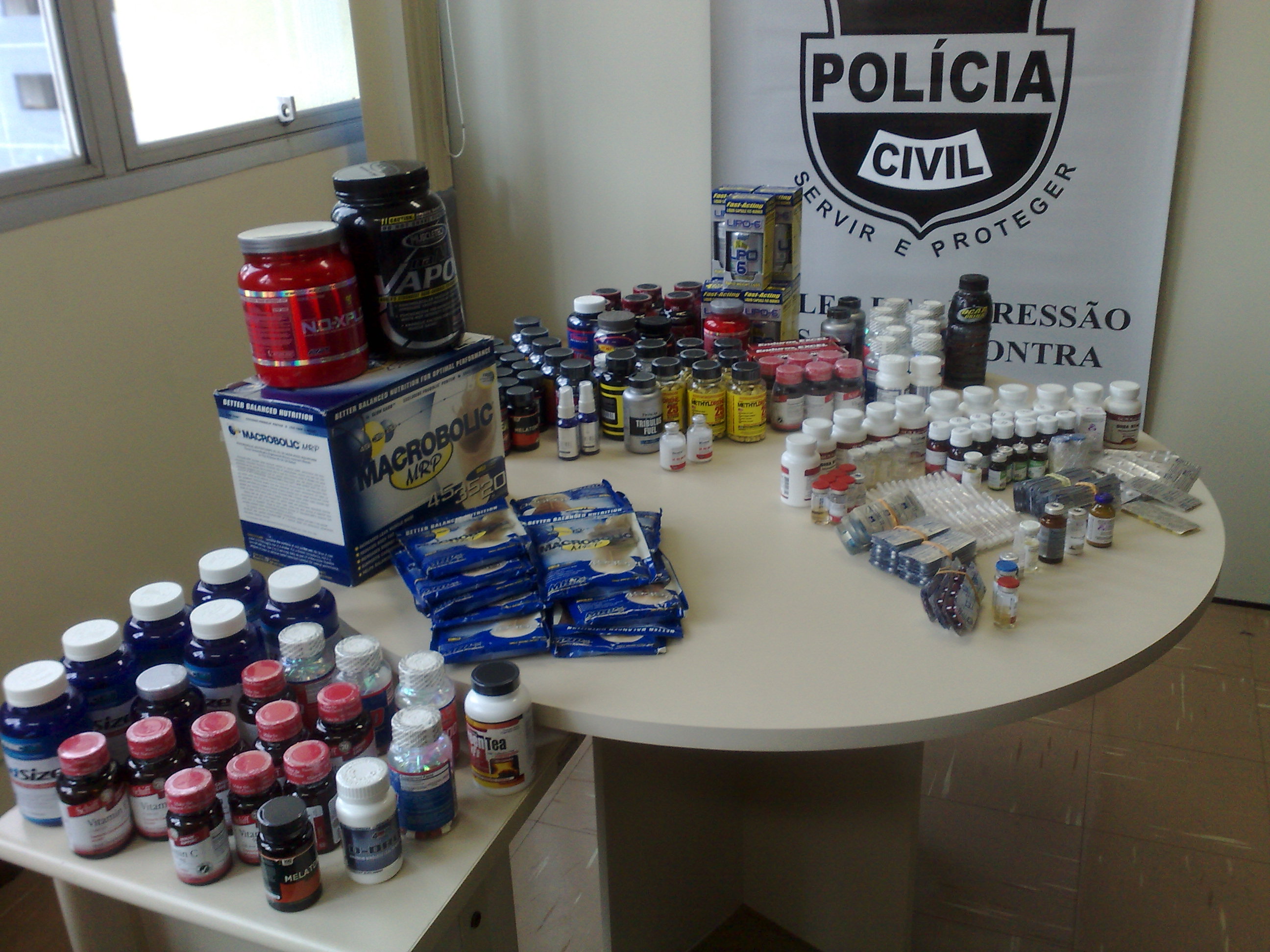 Carga de remédios irregulares é contrabandeada do Paraguai e seria vendida em Curitiba | Adriano Ribeiro / Gazeta do Povo