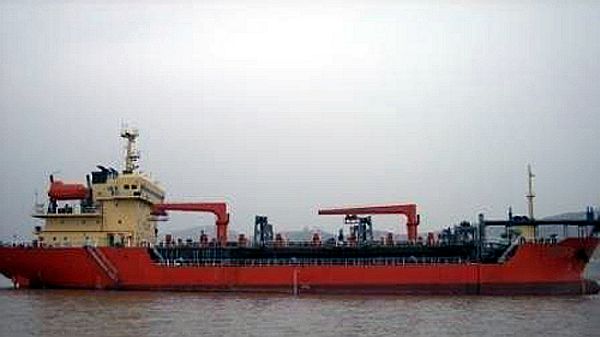 A draga DG0017, que está fundeada no Porto de Auckland, Nova Zelândia, à disposição de quem quiser comprar |