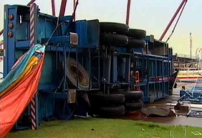 Os ventos, que começaram por volta da 1h30 da madrugada em Toledo, provocaram o tombamento de um caminhão e, com ele, a queda de uma roda gigante que sustentava | Reprodução/Paraná TV