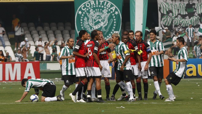 Confusão no gramado após falta de Paulo Baier ainda no primeiro minuto de jogo |