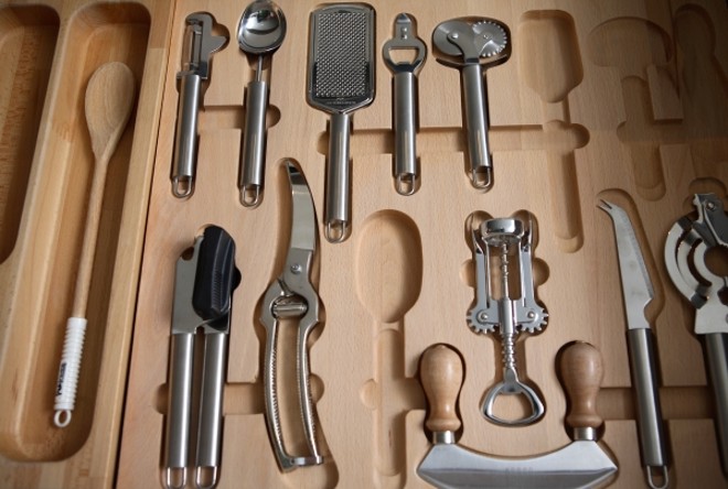 Cada acessório tem seu espaço marcado nesse modelo da Kitchens |