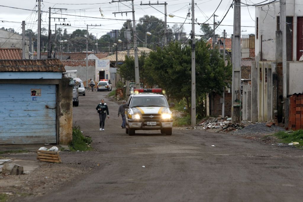 Viaturas da PM patrulharam ontem o Bolsão Audi-União | Hedeson Alves/ Gazeta do Povo