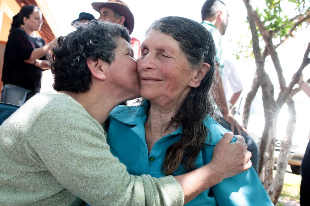 Separação finalmente chega ao fim: Zeni abraça a mãe, Iracema, e diz que vai permanecer morando em Laranjeiras do Sul | César Machado/ Gazeta do Povo