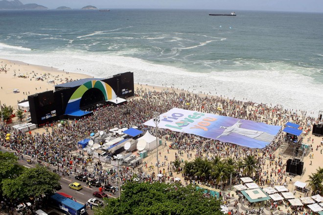 Milhares de pessoas se reuniram na Praia de Copacabana, onde foi aberto um bandeirão escrito