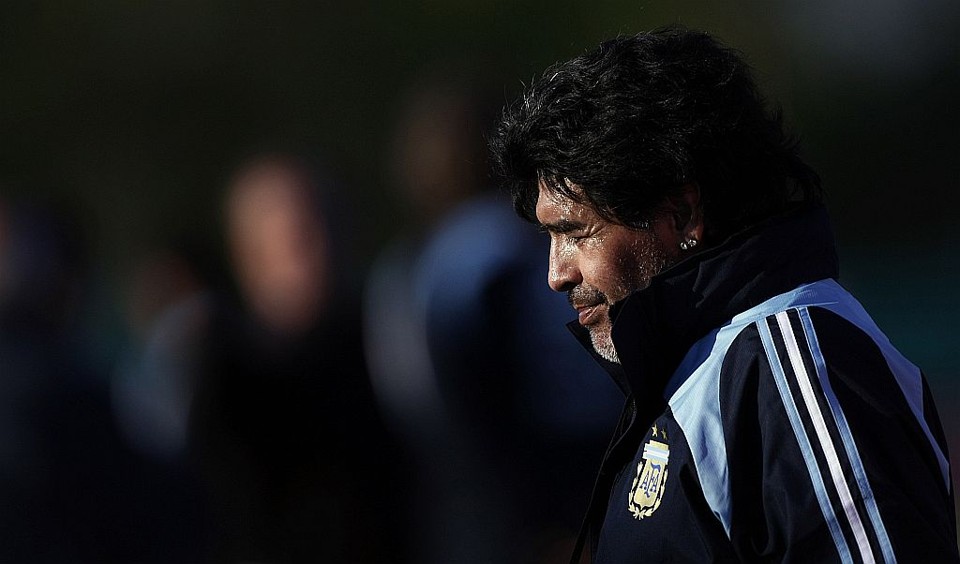 Ameaçado de perder emprego e manchar o currículo com a eliminação do seu país, Maradona altera o time contra o Peru | Marcos Brindicci/Reuters