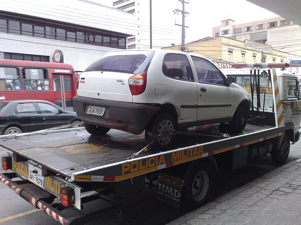 Palio apreendido na João Negrão tem R$ 1,1 milhão em multas e vale R$ 19 mil | Adriano Ribeiro/Gazeta do Povo