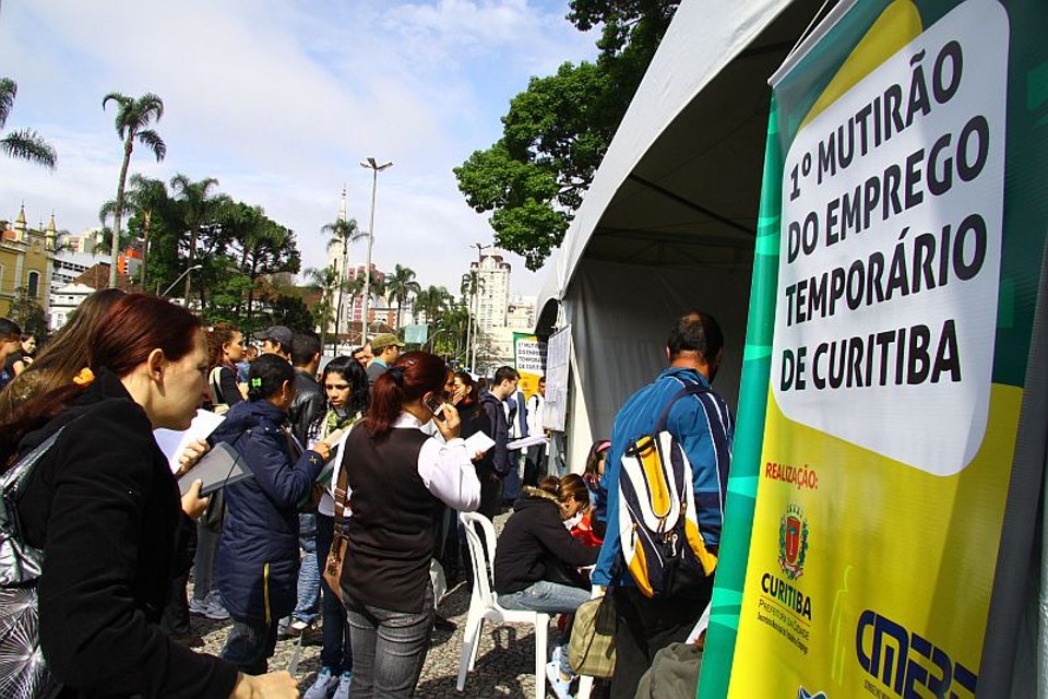 O Mutirão do Emprego Temporário atraiu milhares de jovens à praça Rui Barbosa, no início do mês de outubro | Valdecir Galor/SMCS