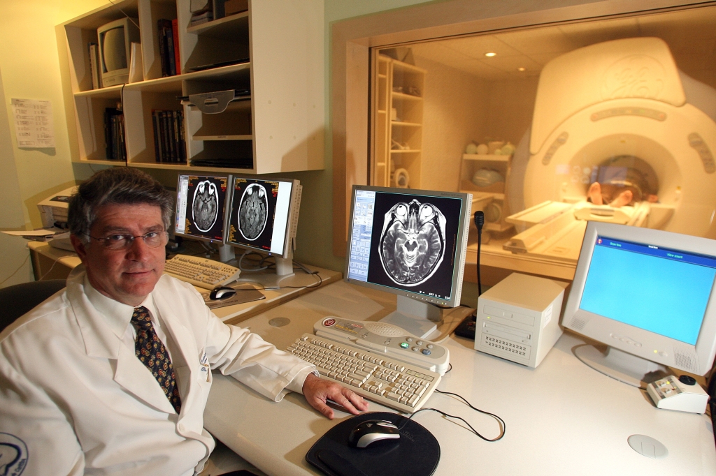 Ricardo Ramina, do Instituto de Neurologia de Curitiba: proximidade entre centro cirúrgico e laboratório foi a chave do sucesso | Hedeson Alves/Gazeta do Povo