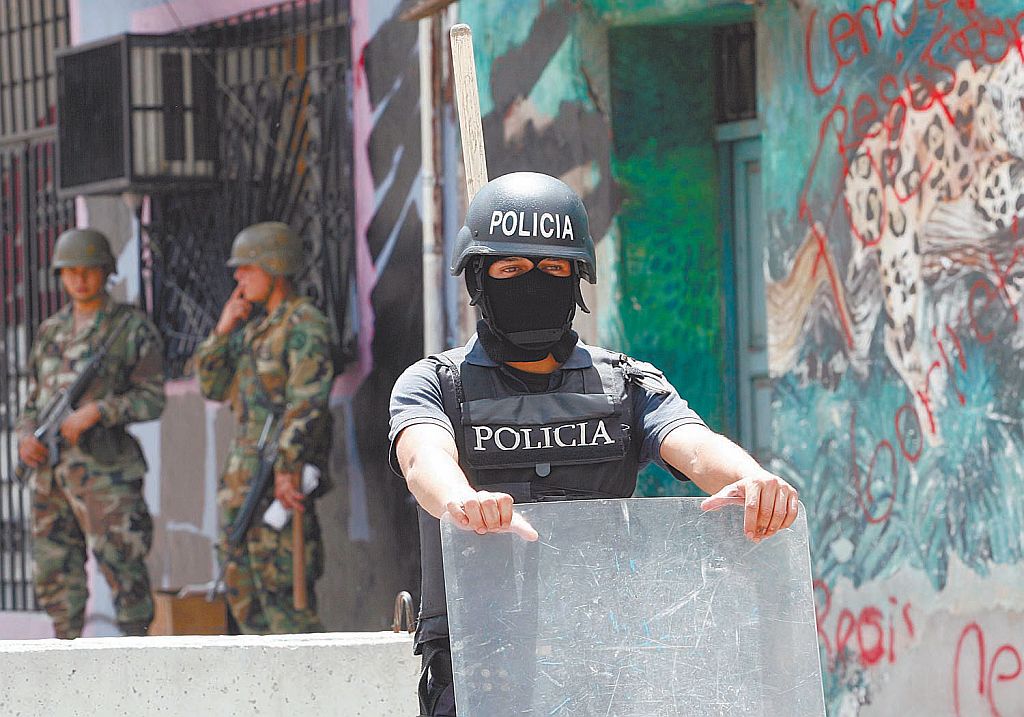 Policiais fazem guarda próximo à Embaixada do Brasil em Tegucigalpa, onde Zelaya está refugiado | Oswaldo Rivas/Reuters