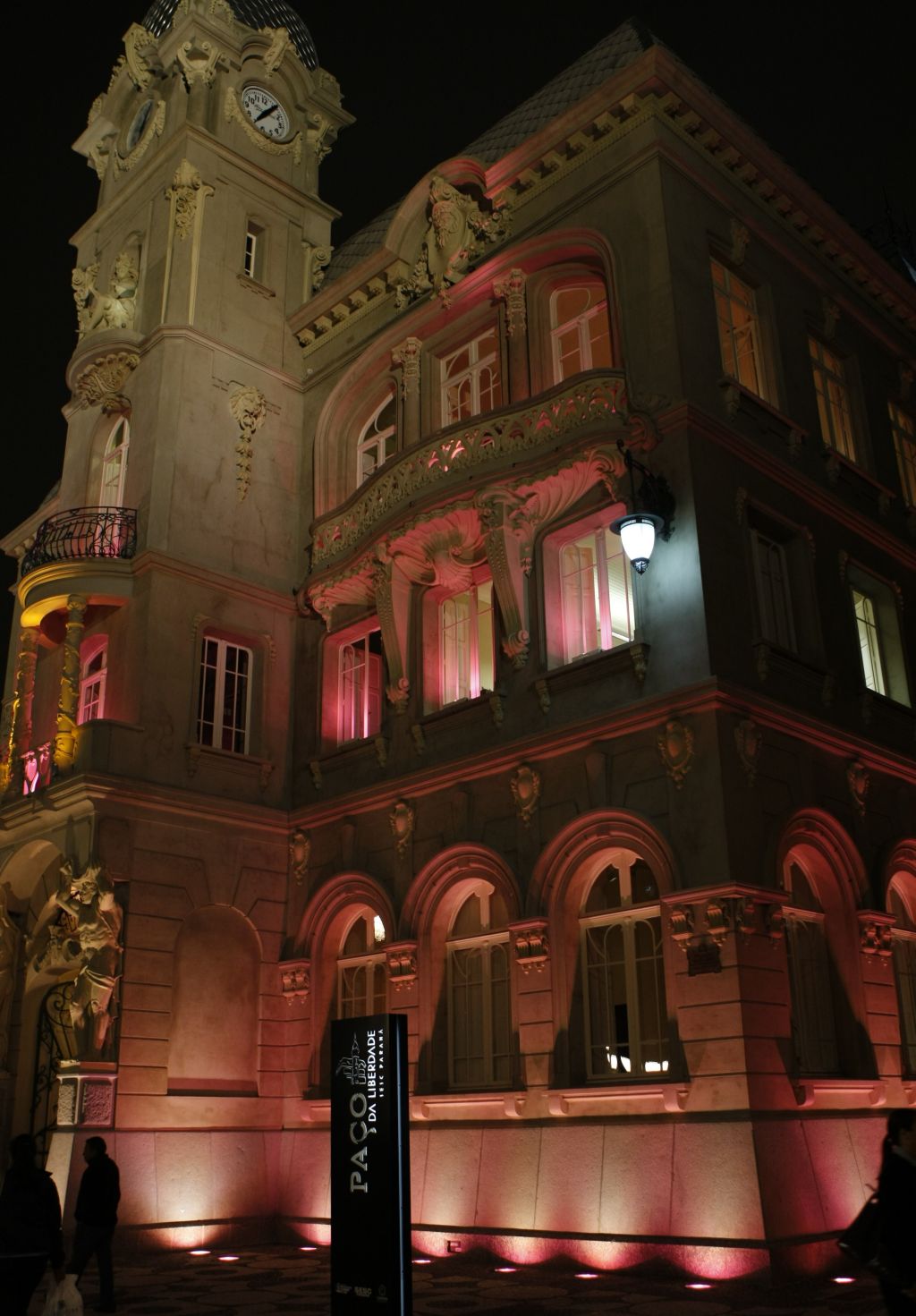 Paço Municipal: luz rosa segue sendo usada até a próxima segunda-feira | Antonio Costa/Gazeta do Povo