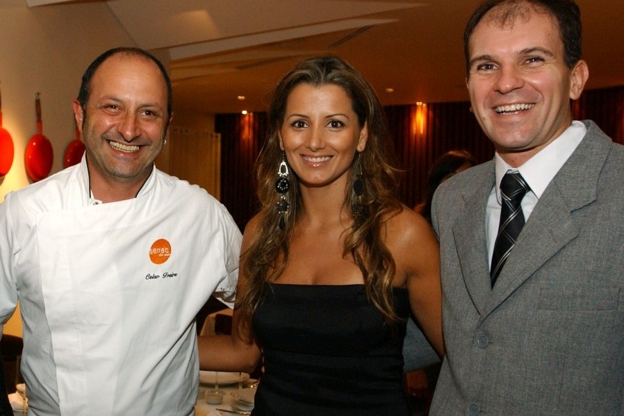 O restaurante Guega, do chef Celso Freire (à esq.), recebeu na segunda-feira diversos convidados para o jantar em prol da Irmandade da Santa Casa de Curitiba. Entre os presentes, Álvaro Luis Lopes Quintas, diretor geral da Aliança Saúde, e sua mulher, Kelly | Fernando Barbosa