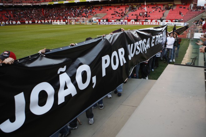 Antes da bola rolar, faixas pediram o fim da violência dentro e fora dos estádios |
