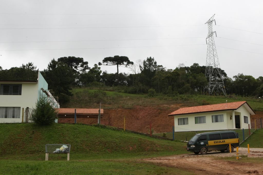 Torre de energia em Almirante Tamandaré: escola entrou com ação judicial contra a Copel dizendo que não deu autorização para obra | Aniele Nascimento/Gazeta do Povo