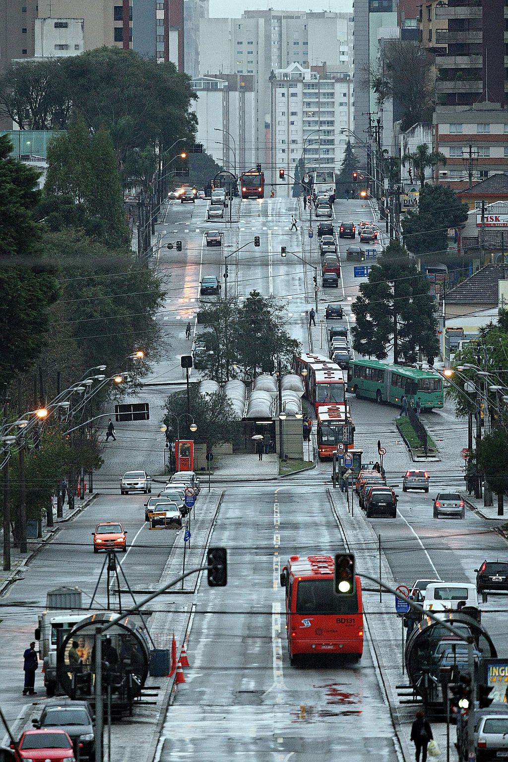 Biarticulados no terminal do Cabral, em Curitiba: para receberem a isenção federal, municípios terão de ter um sistema de transporte integrado e reduzir seus próprios impostos que incidem sobre a tarifa | Albari Rosa/ Gazeta do Povo