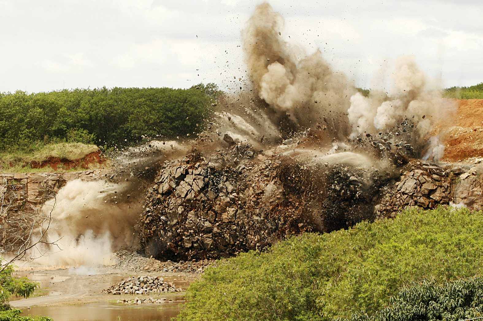 Foram usados 7.750 quilos de dinamite para implodir rochas da Pedreira Municipal | André Renato/PMM
