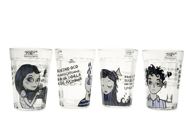 Conjunto Cordel - Brasil Paca, com quatro copos que trazem versos de cordel inéditos e exclusivos. Valor: R$ 63. À venda na Imaginarium | 