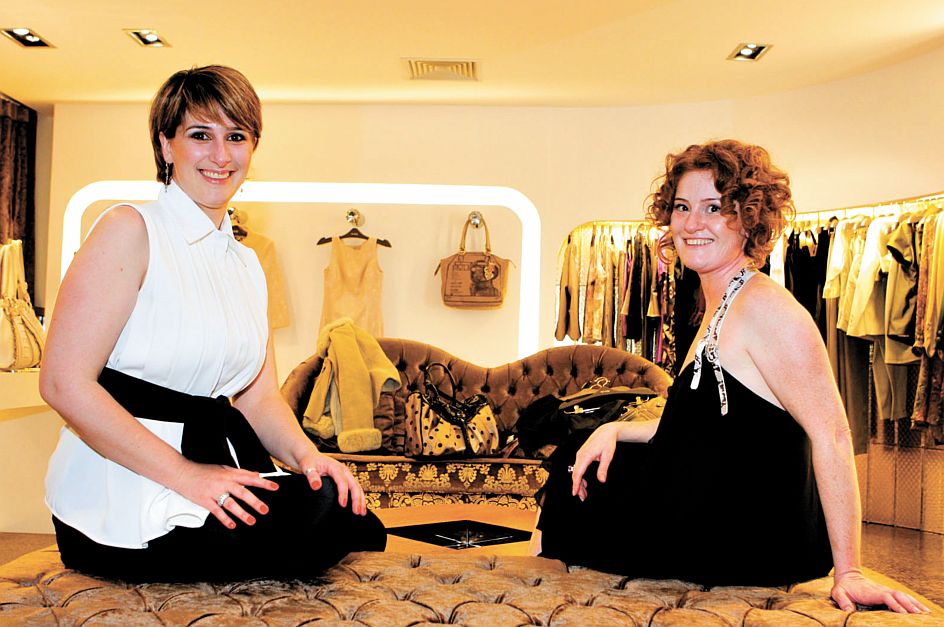 As irmãs Lígian e Lis Barducco prestigiaram o badalado coquetel de lançamento da revista LOfficiel SAAD, na noite da última quarta-feira no Shopping Crystal Plaza. Durante o evento as convidadas puderam conferir também a coleção Verão 2010, a primeira a ser mostrada na abertura da 21ª edição do Crystal Fashion, no próximo dia 19 | Diego Pisante