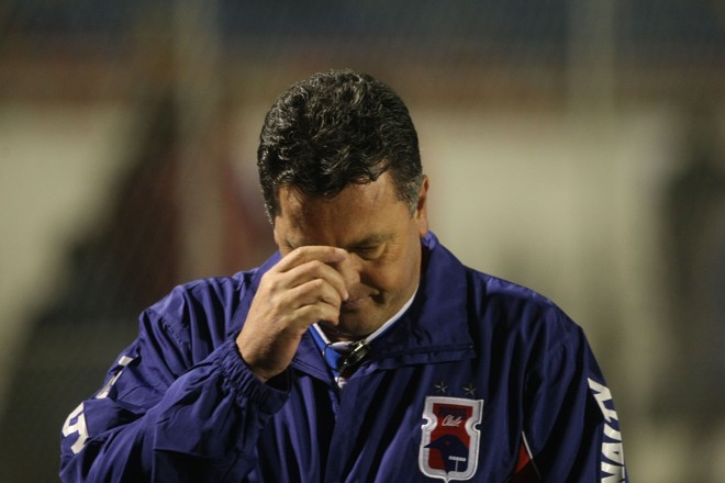 À beira do gramado, Roberto Cavalo viu suas alterações não funcionarem e a derrota se confirmar |