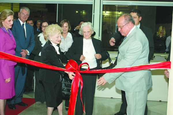 As filhas de De Plácido e Silva inauguraram o Núcleo de Prática Jurídica que leva seu nome, ao lado do diretor-geral da instituição, Prof. Hugo Eduardo Mezza Pinto. Na ocasião, a família agradeceu a honraria através de discurso proferido pelo neto de De Plácido e Silva, deputado Nelson Justus |