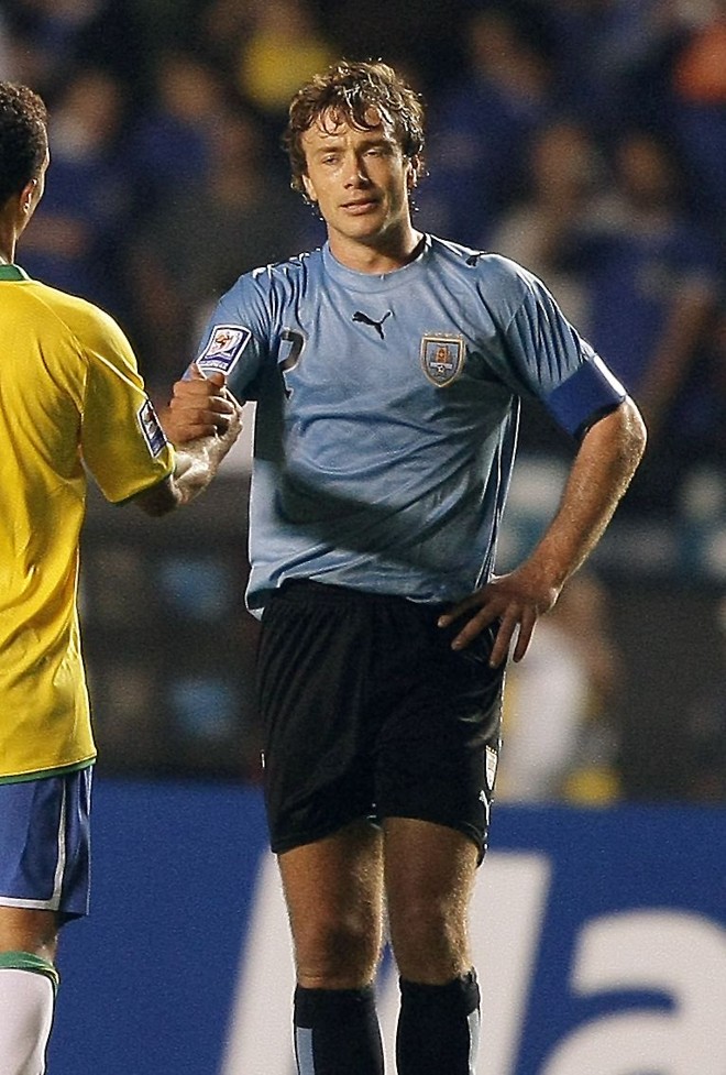 Lugano tem a missão de parar o ataque da Argentina, que conta com Messi e Palermo |