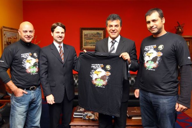 Harleyro de carteirinha, o prefeito Beto Richa recebeu ontem em seu gabinete Gabriel Placha (à esq.), Rodrigo Martins e Eduardo Vilas Boas, promotores da 2ª Sheridans Old Kings Harley Fest, que ocorre dia 24 deste mês no Sheridans Irish Pub, com renda integral para o Hospital Pequeno Príncipe. Os três são membros do grupo de motociclistas Old Kings | 