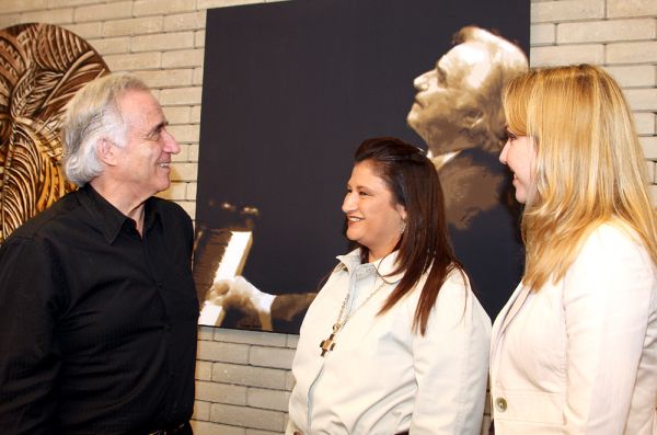 O pianista e maestro João Carlos Martins observa seu retrato pintado a óleo no Piano Arte da Mostra Morar Mais, ao lado das arquitetas e anfitriãs Rose Guazzi e Poliana Portela. Martins veio conhecer o espaço criado por elas em sua homenagem. Simpaticíssimo e solícito, deu duas canjas ao piano de cauda. Na primeira, tocou Luíza,de Tom Jobim, logo após chegar. Depois, executou o Hino Nacional, sendo aplaudidíssimo pelos presentes | Mauro Campos