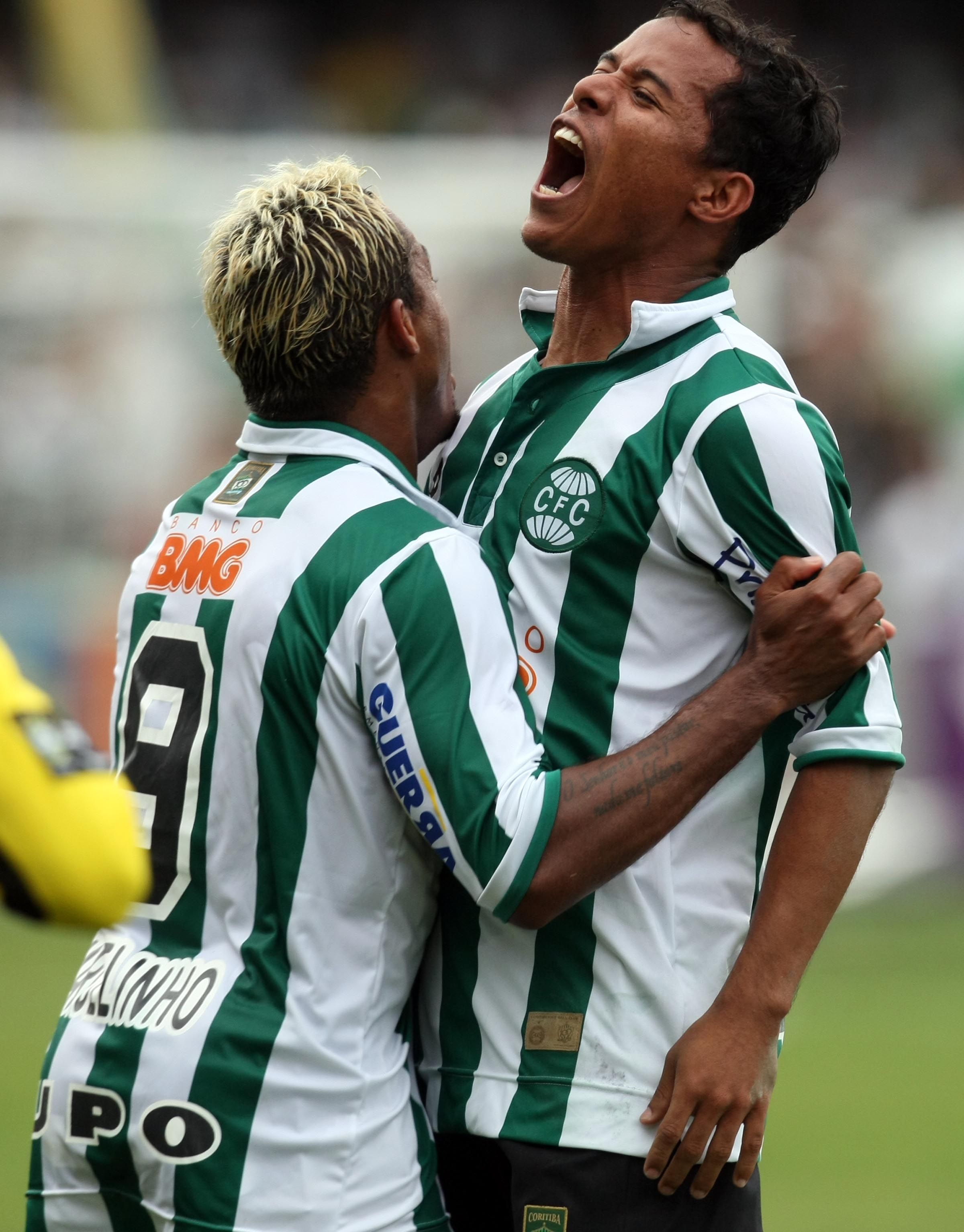 Marcelinho Paraíba rolou para Marcos Aurélio marcar o gol que garantiu a vitória do Coxa sobre o Furacão | Albari Rosa / Gazeta do Povo