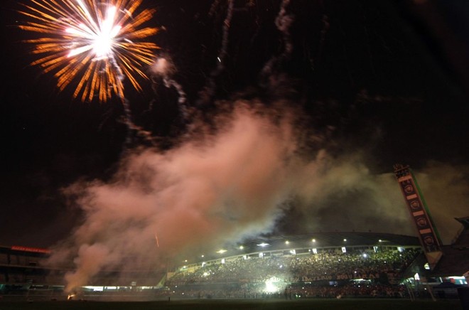 A visão do foguetório de quem estava dentro do estádio. |