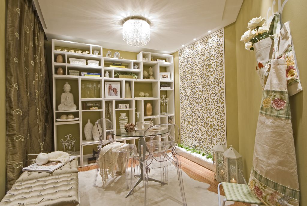 No Ateliê da Dona de Casa, projetado pelas arquitetas Fernanda Menosso e Rose Raitani, as caixas de vime de Santa Felicidade ganharam rodízios e almofadas futon. A estante é modulável | Marcelo Stammer/Divulgação