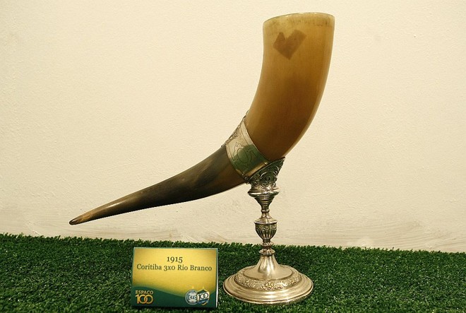O primeiro troféu conquistado pelo Coxa, em forma de chifre |