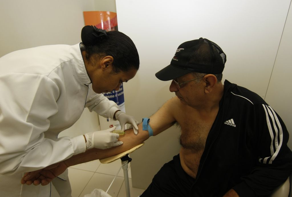 José Carlos, 56 anos, faz check-up completo anualmente: Graças a esses cuidados, consegui superar um câncer de próstata | Aniele Nascimento/Gazeta do Povo