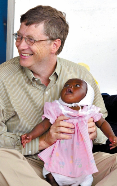 Bill Gates, por meio da fundação Bill and Melinda Gates, doou milhões de dólares para reduzir a mortalidade infantil na África | Juda Ngwenya/Reuters