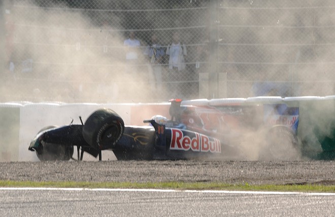O espanhol Jaime Alguersuari bateu forte e não teve o gostinho de pela primeira vez pilotar sua Toro Rosso na superpole. |