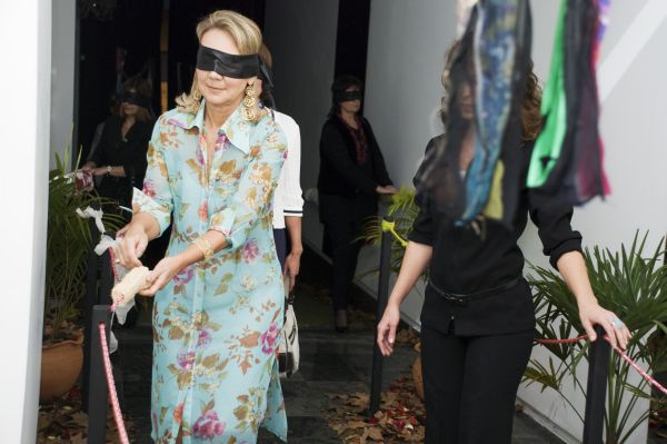 Helena Pereira Oliveira, presidente do Instituto Pró-Cidadania de Curitiba, no momento em que chegava para participar da segunda edição do Jantar às Escuras. O evento, realizado nesta quarta-feira, no Indra Catering, foi bastante prestigiado. Convidados e anfitriões recebiam uma venda já na entrada e tinham de passar por um corredor com alguns obstáculos até chegar às mesas, conduzidos por recepcionistas | Braguetto Fotografia