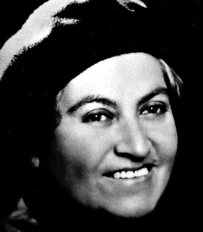 1945 - Gabriela Mistral (1889-1957, chilena). A poeta ganhou renome ao vencer os Juegos Florales de Santiago, com Sonetos de La Muerte (1914). Também escreveu, entre outras obras, Desolación (1922), Lagar (1954) e Poema de Chile (1967). Os temas centrais de seus poemas são o amor, a mágoa, o amor de mãe, memórias pessoais dolorosas |