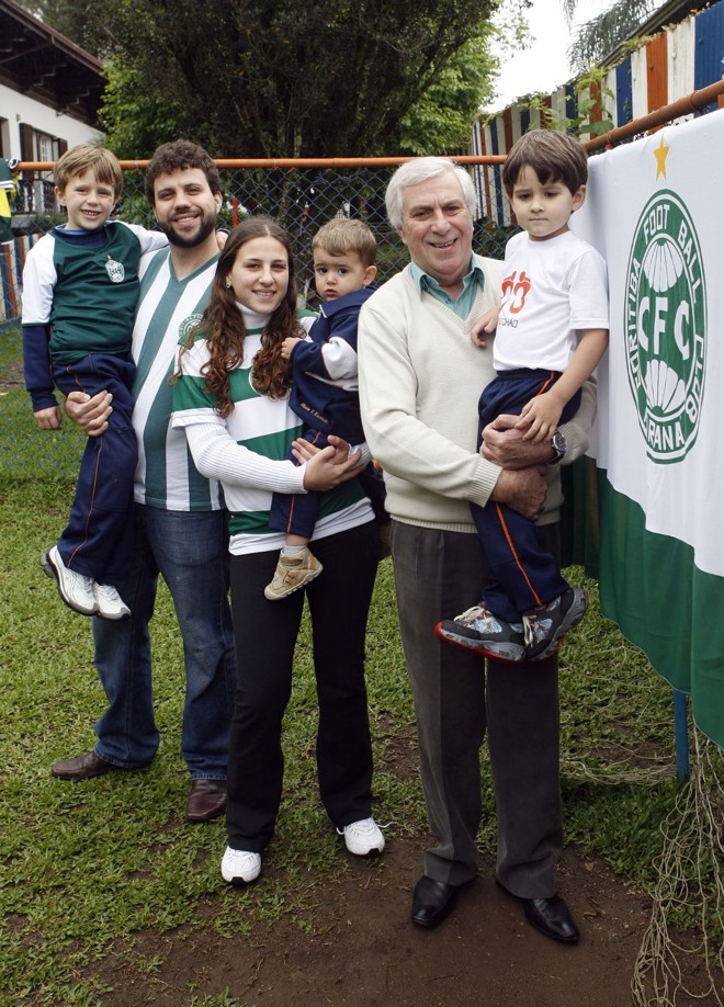 Leopoldo Obladen (em pé, à direita), neto e xará de um dos fundadores do clube, com os filhos André e Marina, mais Otávio, Guilherme e Tomaz, da quinta geração da família: sangue alviverde | Valterci Santos/ Gazeta do Povo