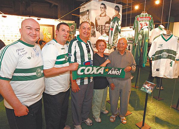 Seu Zico (à dir.): Meu melhor dia foi em 1946, quando recebi minha primeira carteirinha de sócio-torcedor | Rodolfo Bührer/ Gazeta do Povo