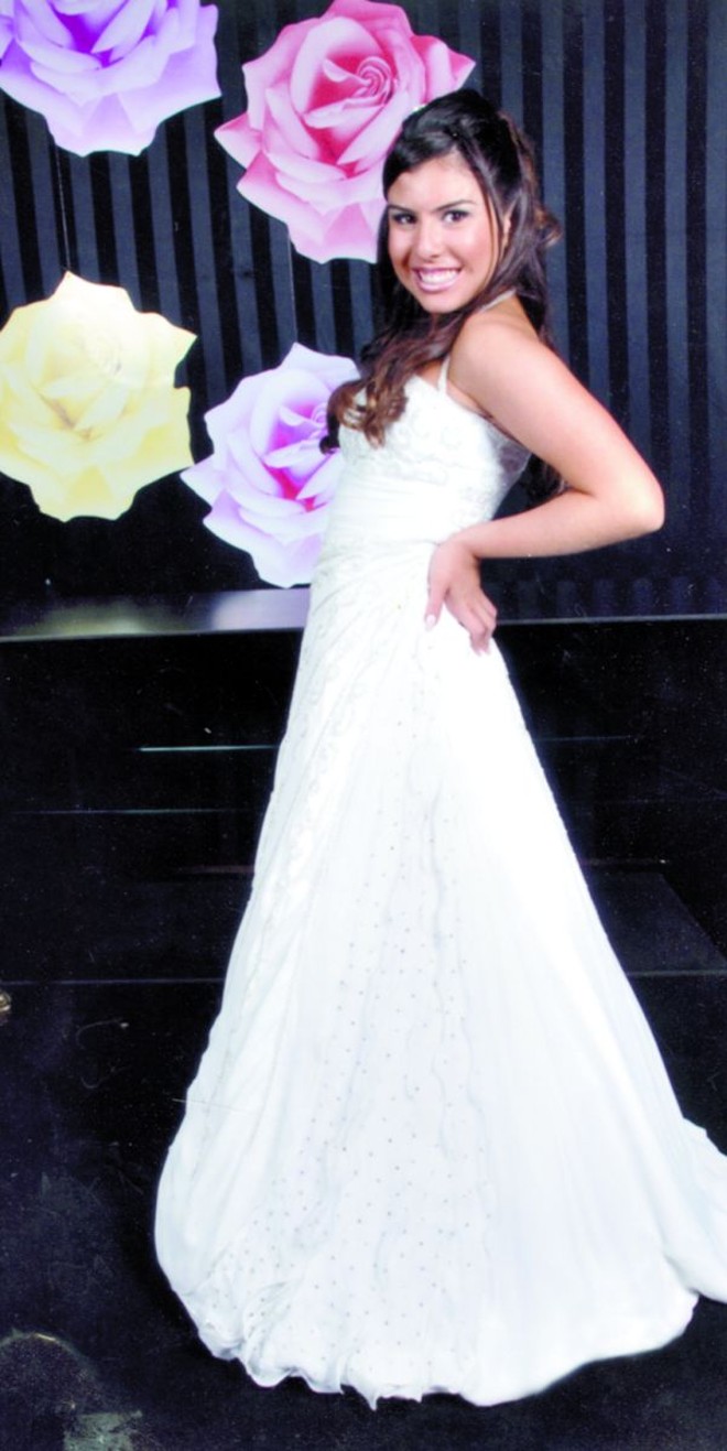 Debutantes 2009 Paula de Freitas Larocca, filha de Roselis e Sergio Bittencourt Larocca, foi uma das belas debutantes do Clube Curitibano de 2009. O vestido da jovem levou a assinatura de Edson Eddel |