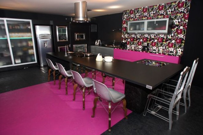 Arrojo nas cores foi a aposta de Denise Moura no lounge gourmet de uma feira |