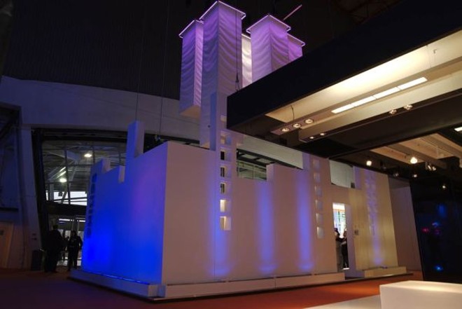 Um espaço limpo foi projetado pela Art Office para traduzir a tecnologia de iluminação da Philips |