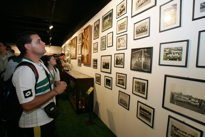 Nas paredes do Espaço 100 Anos, inúmeras fotos que remontam a história coxa-branca. | 